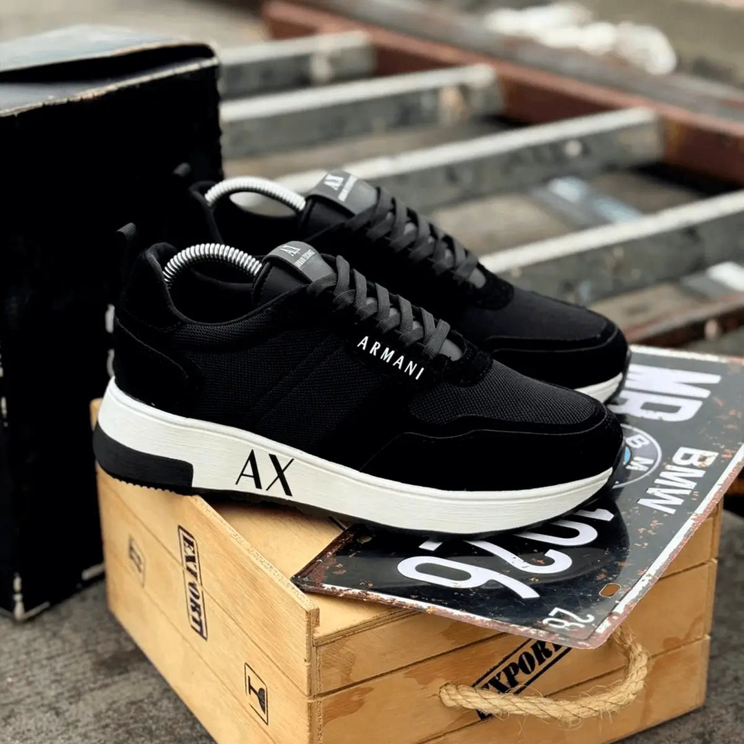 Tenis Urbano negro con suela blanca antideslizante, diseño moderno y cómodo para uso diario, ideal para caminar y actividades urbanas, zapatillas resistentes y ligeras con detalles, perfecto para combinar con estilos casuales y deportivos.