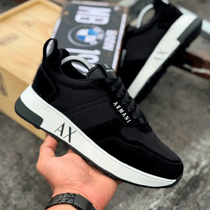 Tenis Urbano negro estilo casual para hombre con diseño moderno y cómodo, suela blanca resistente con amortiguación para uso diario, ideal para caminar y lucir a la moda en la ciudad, calzado ligero y duradero para mejorar tu estilo urbano.