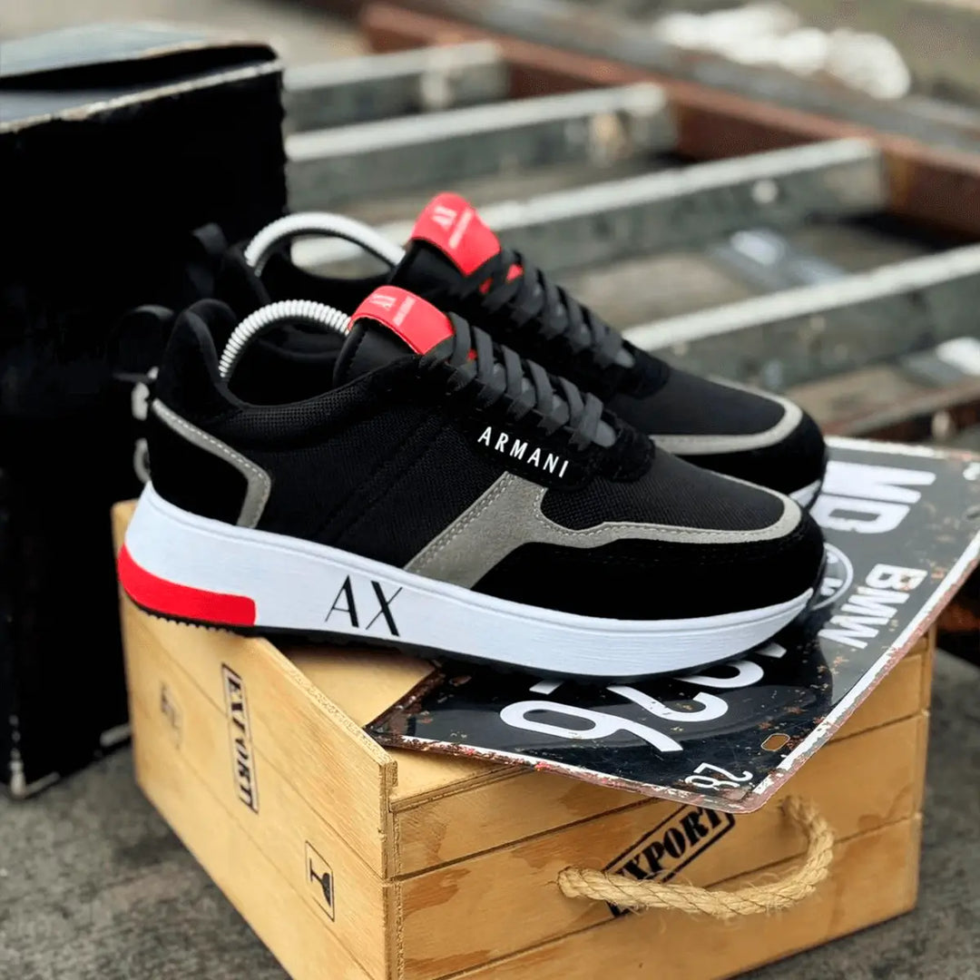 Tenis Urbano negro con detalles rojos y grises, diseño moderno y cómodo para uso diario, suela blanca con amortiguación ligera, ideal para caminar largas distancias y estilo casual, calzado deportivo para hombre que ofrece durabilidad y soporte, perfecto para la ciudad y actividades urbanas.