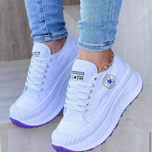 Zapatillas Star High blanco con detalles en lila, perfectas para un look delicado y encantador