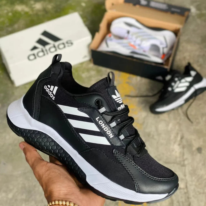 Zapatillas London en negro total, diseño deportivo sobrio con malla transpirable y suela antideslizante.