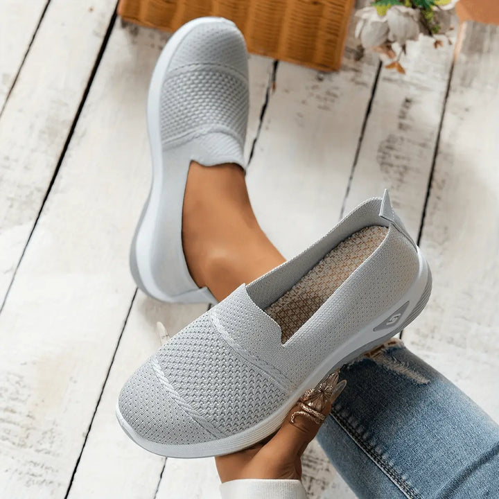 Zapatillas livianas para mujer en color gris claro, diseño cómodo y transpirable con suela flexible antideslizante, ideales para uso diario y caminatas largas, calzado deportivo casual que ofrece soporte ergonómico y sensación de frescura durante todo el día.