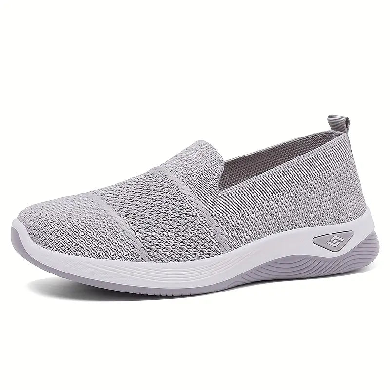 Zapatillas livianas para mujer en tono gris claro, diseño de tejido transpirable que permite ventilación óptima, suela antiderrapante y flexible para máximo confort y soporte durante todo el día, calzado ideal para actividades diarias y uso casual, estilo moderno y fácil de poner gracias a su ajuste sin cordones.