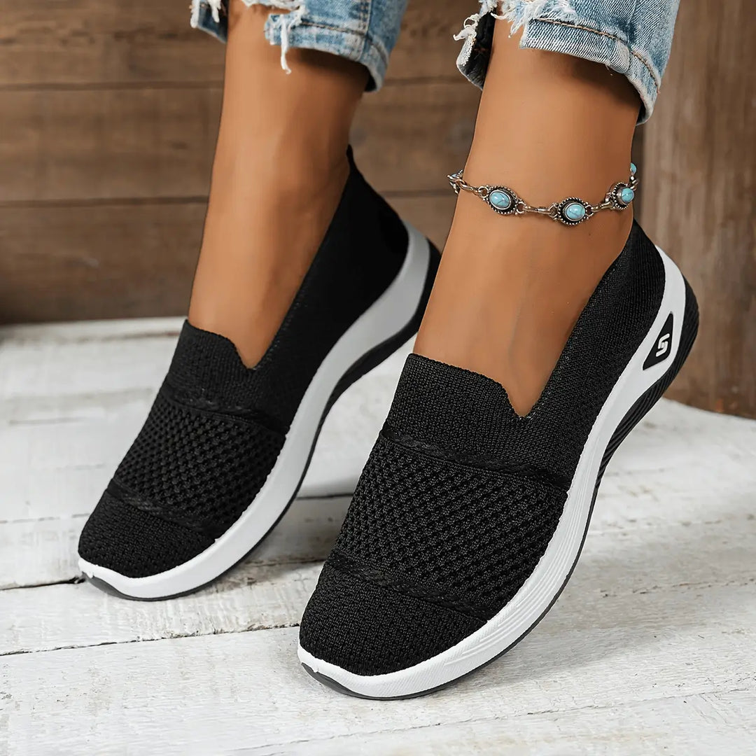 Zapatillas livianas negras para mujer con diseño transpirable y suela antideslizante blanca, ideales para uso diario, máxima comodidad y soporte ergonómico, perfectas para caminar largas horas y combinar con ropa casual.