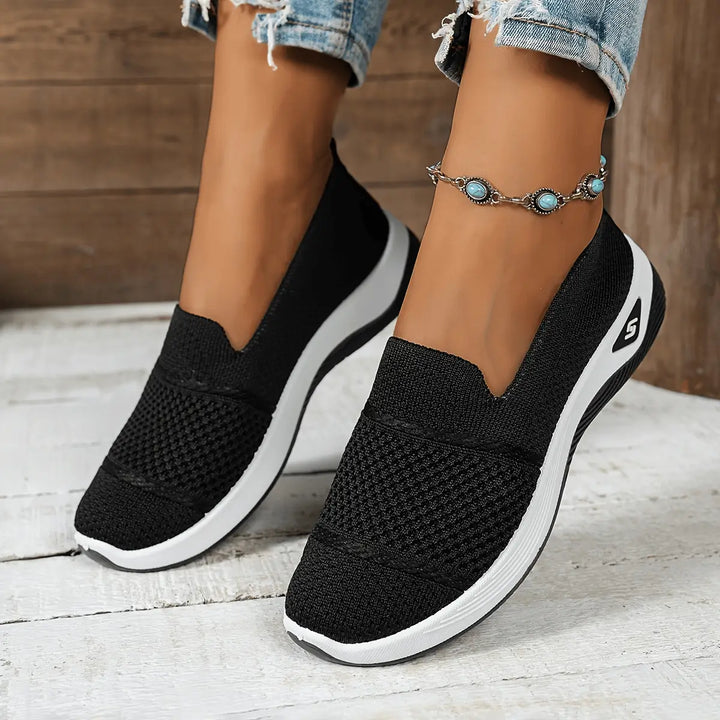 Zapatillas livianas negras para mujer con diseño transpirable y suela antideslizante blanca, ideales para uso diario, máxima comodidad y soporte ergonómico, perfectas para caminar largas horas y combinar con ropa casual.