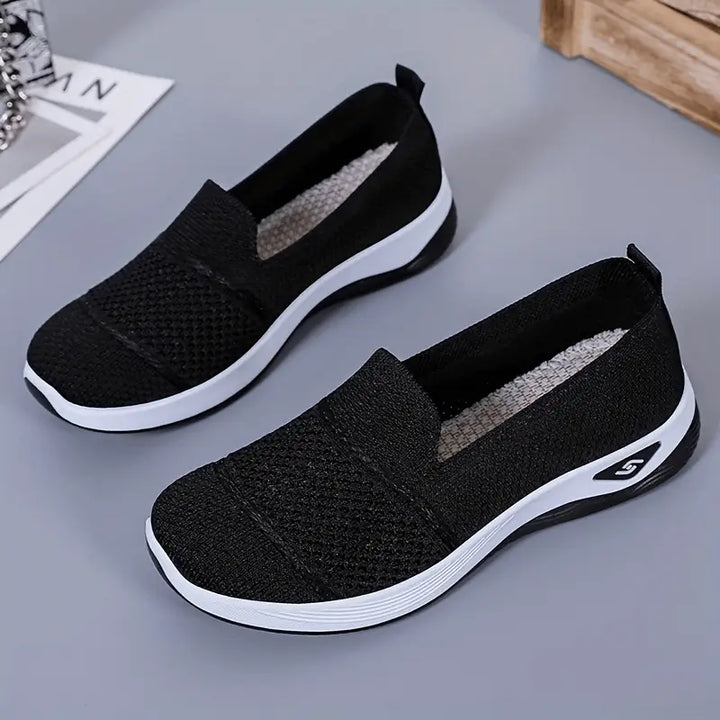 Zapatillas livianas negras para mujer con diseño transpirable y suela antideslizante, ideales para uso diario y largas caminatas, confort excepcional y estilo moderno.