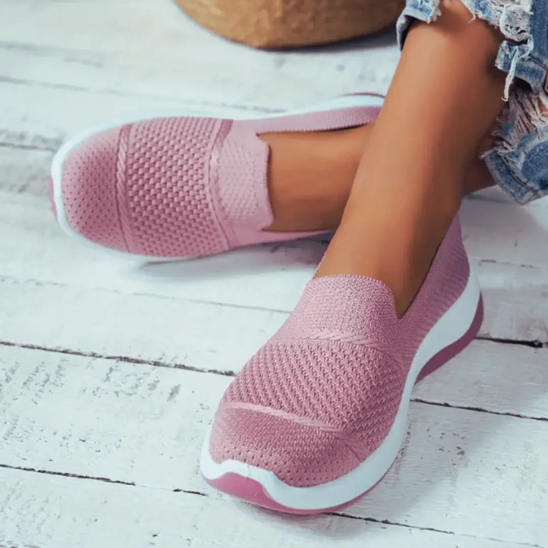 Zapatillas livianas color rosa para mujer, diseño slip-on con tejido transpirable y suela antideslizante, cómodas y perfectas para uso diario, ideal para caminar y actividades casuales, calzado deportivo que combina estilo y confort.