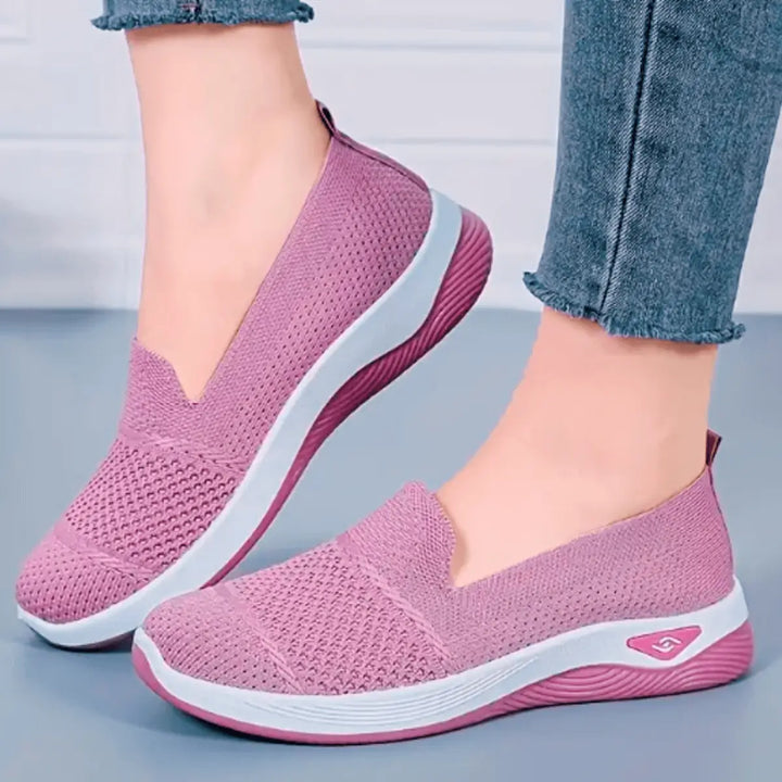 Zapatillas livianas para mujer en color rosado, diseño transpirable tejido a mano, suela ergonómica antideslizante y cómoda para uso diario, ideales para caminar largas distancias con soporte y confort superior.