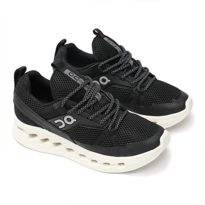 Zapatillas deportivas negras Cloud running para dama con diseño moderno y transpirable, suela blanca con tecnología de amortiguación avanzada para máxima comodidad y soporte en cada paso, ideales para correr y uso diario, calzado ligero y duradero que optimiza el rendimiento y reduce el impacto.