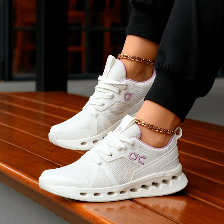 Zapatillas deportivas blancas con detalles lilas en suela y costuras, diseño moderno y transpirables ideales para caminar y correr con comodidad gracias a su amortiguación avanzada y suela ligera, perfectas para uso diario en ciudad y actividades deportivas.