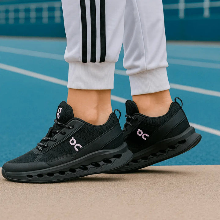 Zapatillas deportivas negras con diseño moderno y confortable, suela ligera con amortiguación avanzada para máximo rendimiento y soporte en ejercicios y caminatas, ideales para uso diario y actividades al aire libre en pista atlética y superficies urbanas.