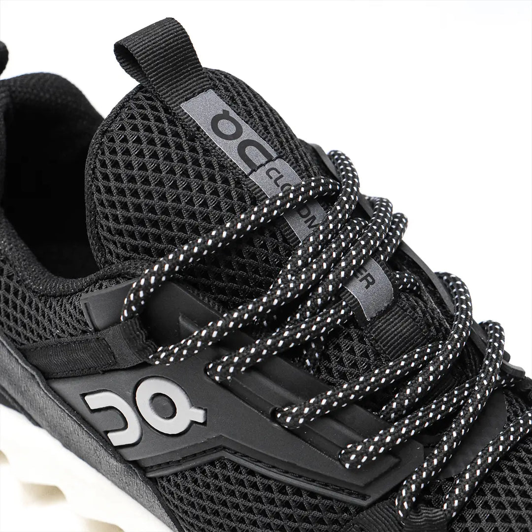 Zapatillas deportivas negras Cloud running para dama, diseño ergonómico con malla transpirable y cordones resistentes, suela de amortiguación avanzada que ofrece comodidad y soporte para correr y caminar largas distancias, ideales para entrenamiento y uso diario en Colombia.