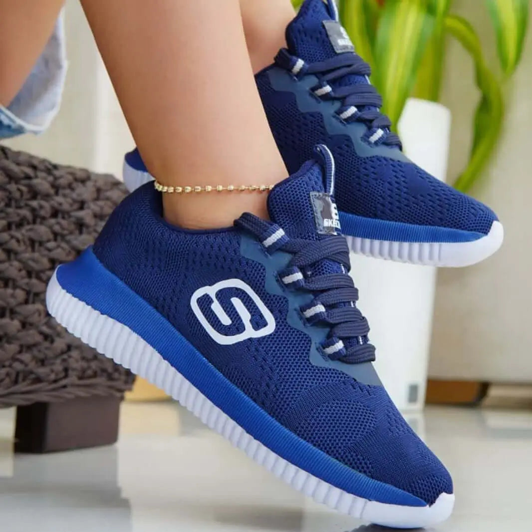 Zapatillas Comfort Fit color azul con diseño transpirable de malla ligera, suela resistente y antideslizante para mayor estabilidad, perfectas para uso diario y actividades deportivas, ofreciendo comodidad y soporte ergonómico en cada paso.