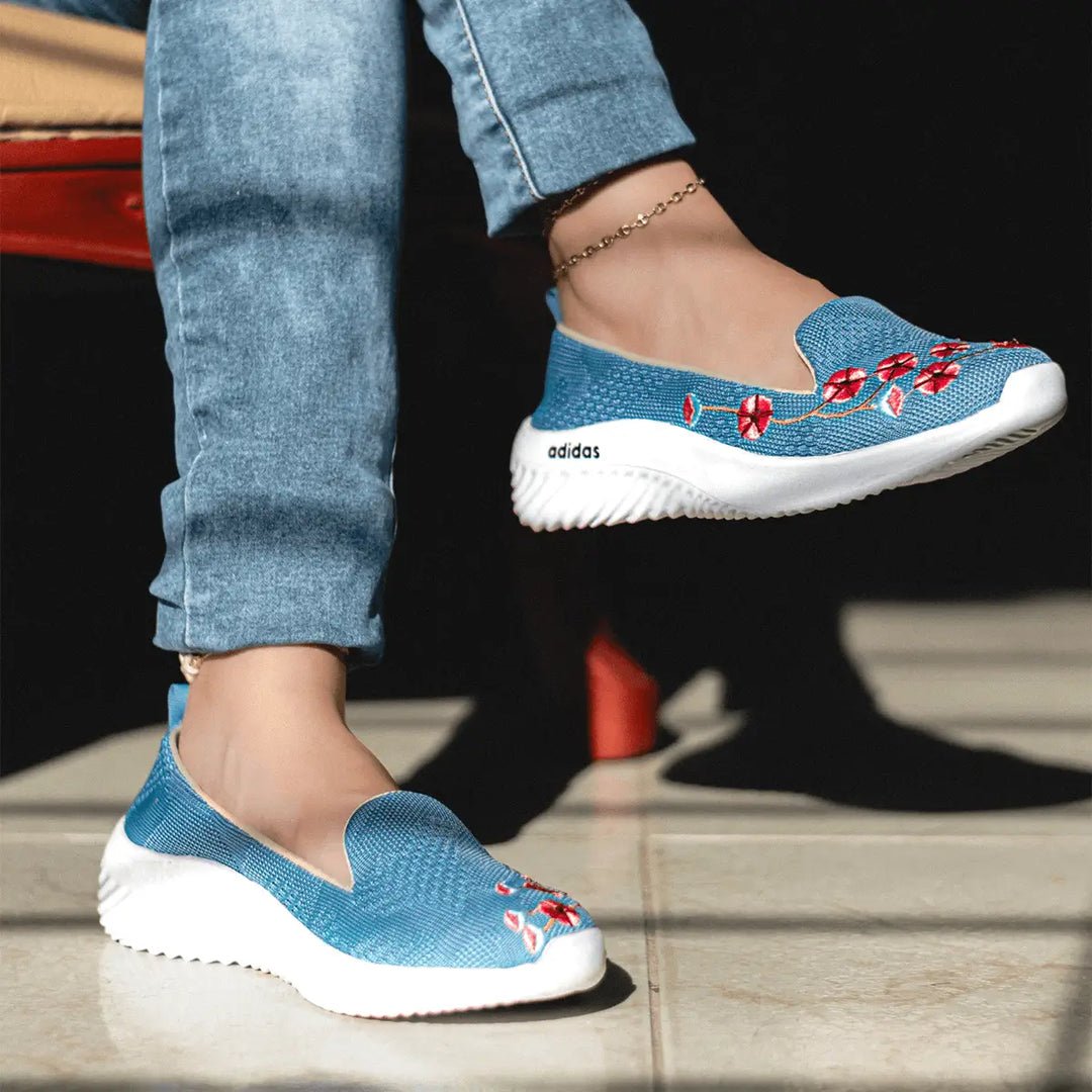 Zapatillas Floral en tela azul con bordado floral en tonos rojos, suela blanca antideslizante y diseño cómodo para uso diario, ideales para mejorar el estilo casual con frescura y confort, perfectas para mujeres que buscan ligereza y durabilidad.