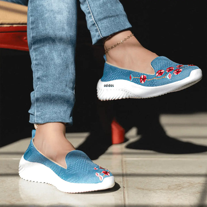 Zapatillas Floral en tela azul con bordado floral en tonos rojos, suela blanca antideslizante y diseño cómodo para uso diario, ideales para mejorar el estilo casual con frescura y confort, perfectas para mujeres que buscan ligereza y durabilidad.