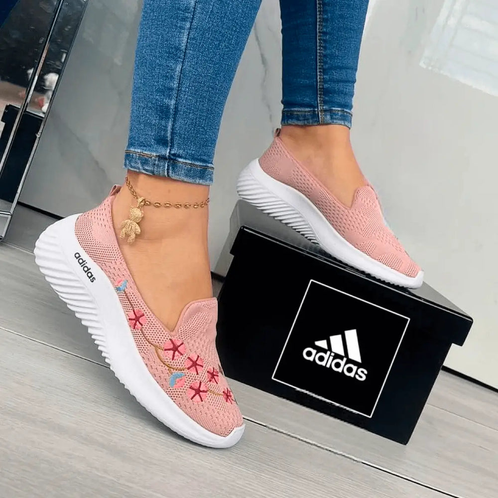 Zapatillas deportivas rosas con diseño floral bordado, suela blanca antideslizante y cómoda, ideales para uso diario, caminar con estilo y confort, fabricadas con material transpirable y ligero que favorece la ventilación del pie y proporciona soporte ergonómico para mayor amortiguación.