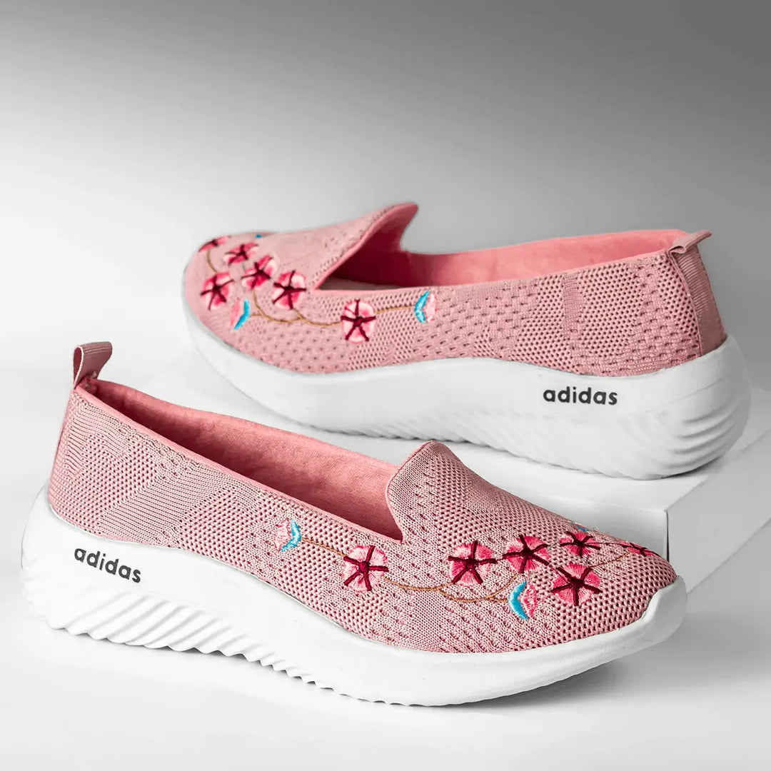 Zapatillas floral rosadas para mujer, diseño cómodo y transpirable con tejido de malla y suela ligera blanca, ideales para uso diario y paseos, calzado femenino casual con bordados florales que ofrecen estilo y frescura.