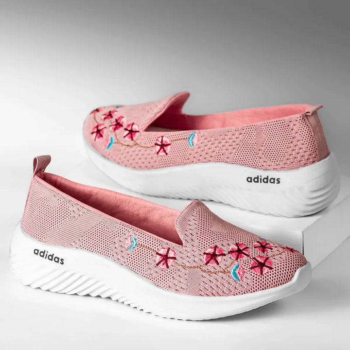 Zapatillas floral rosadas para mujer, diseño cómodo y transpirable con tejido de malla y suela ligera blanca, ideales para uso diario y paseos, calzado femenino casual con bordados florales que ofrecen estilo y frescura.