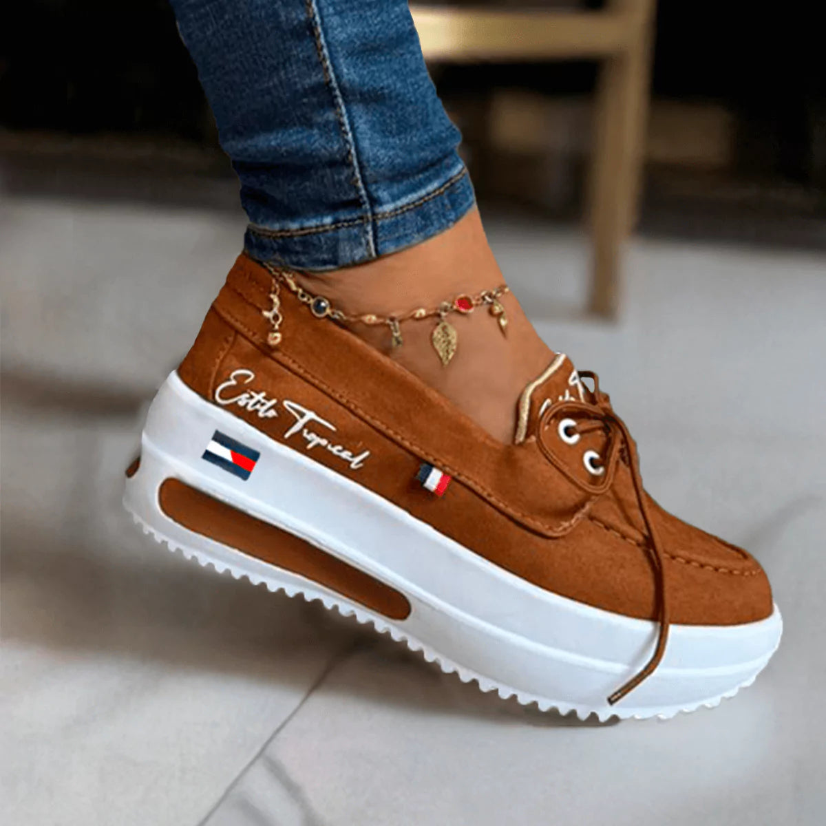 Zapatilla tipo náutico para mujer, color camel con suela de plataforma blanca. Calzado cómodo y elegante, ideal para uso diario, paseos o un estilo casual-chic. Diseño moderno con cordones decorativos y suela que ofrece altura, confort y estabilidad. Perfecta para mujeres que buscan distinción y comodidad en cada paso. Paga al recibir, con envío gratis. Un calzado que te eleva con un toque de calidez.