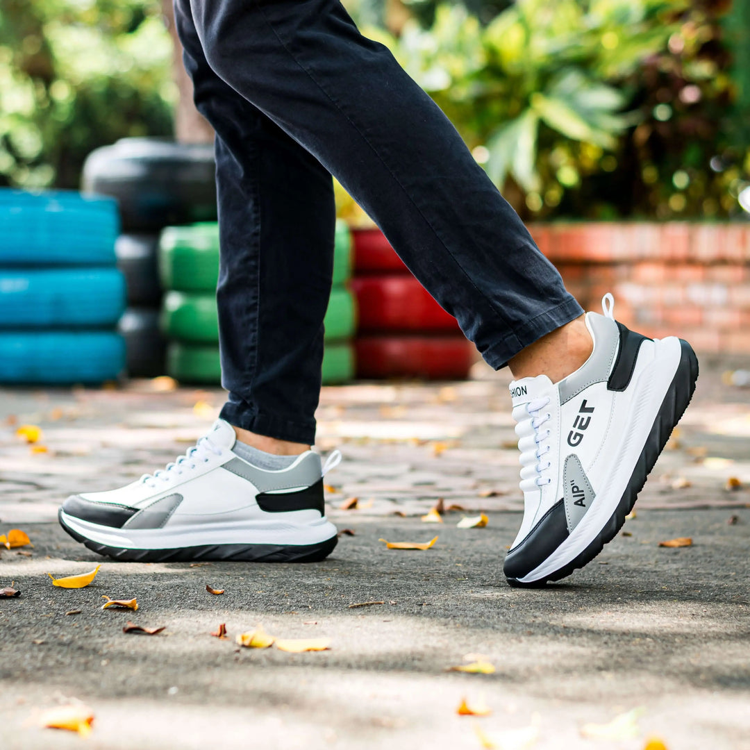 Zapatillas blancas y negras para hombre con diseño moderno y suela antideslizante, ideales para caminar y actividades diarias, ofreciendo comodidad, soporte ergonómico y estilo casual urbano.