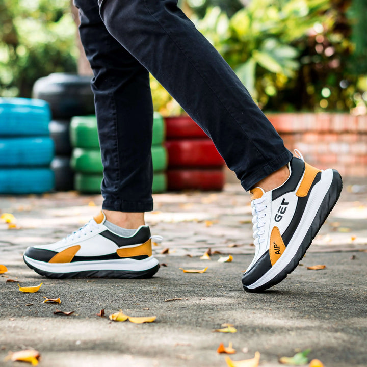 Calzado deportivo para hombre con diseño moderno en colores blanco, negro y naranja, suela antideslizante y cómoda para uso diario, perfecto para caminar y actividades al aire libre con estilo y soporte ergonómico.