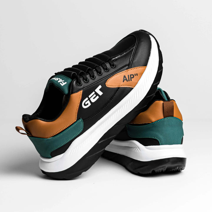 Zapatillas deportivas negras con detalles en cuero marrón y verde, suela blanca y negra, diseño moderno y confortable ideal para uso diario y actividades casuales, ligeras y resistentes, perfectas para hombres que buscan estilo y comodidad.