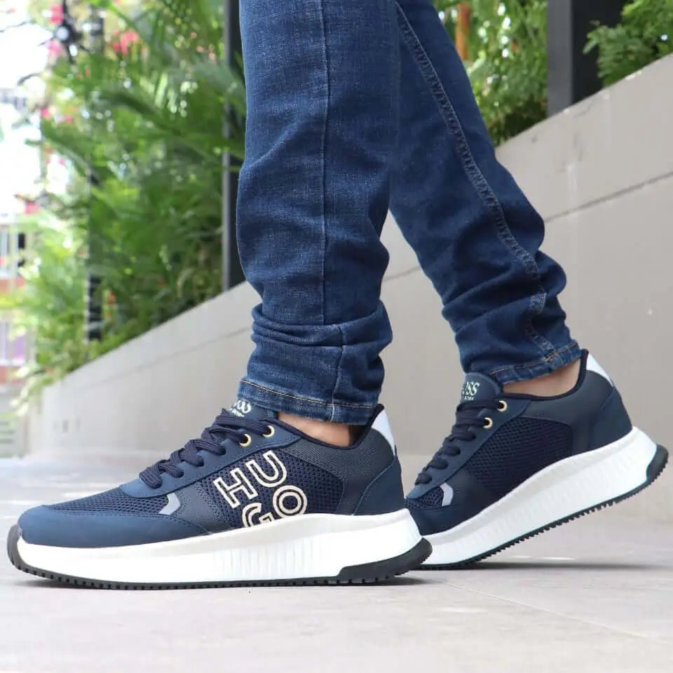 Calzado deportivo azul marino con diseño moderno y cómodo, suela blanca antideslizante para mayor estabilidad y respirabilidad óptima para uso diario, ideal para hombre que busca estilo y confort en zapatillas urbanas actuales.