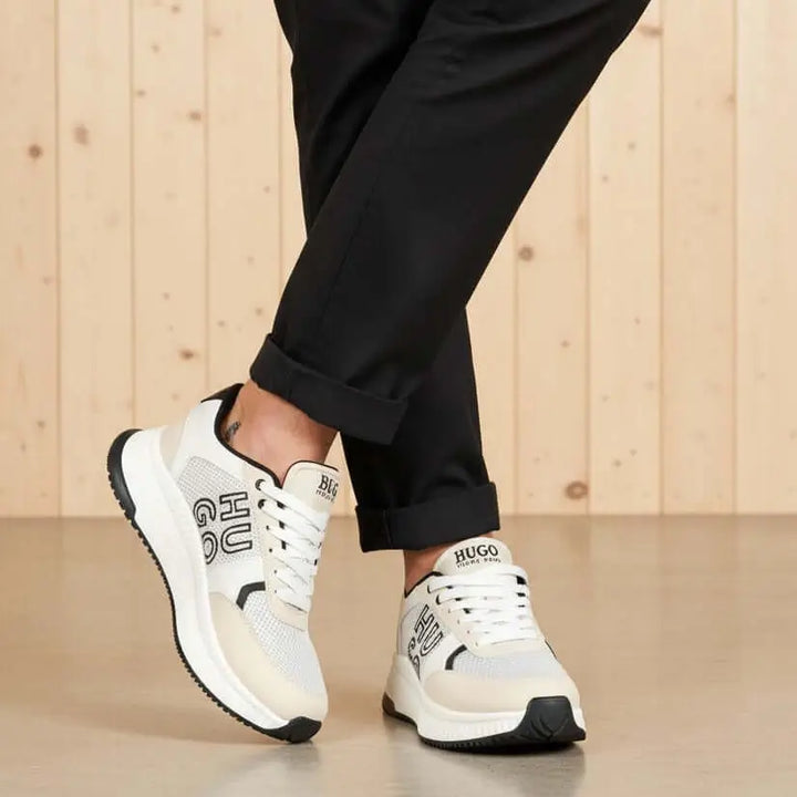 Zapatillas blancas deportivas para hombre con diseño moderno y casual, suela antideslizante y acolchonada, ideales para uso diario y caminatas cómodas, combinación perfecta de estilo y confort para cualquier ocasión.