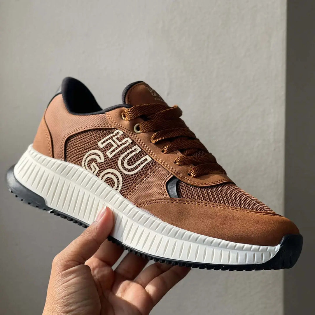 Zapatillas para hombre color café con diseño moderno, suela antideslizante, material transpirable y cordones ajustables, ideales para uso diario y actividades deportivas, ofreciendo comodidad y estilo en cada paso.