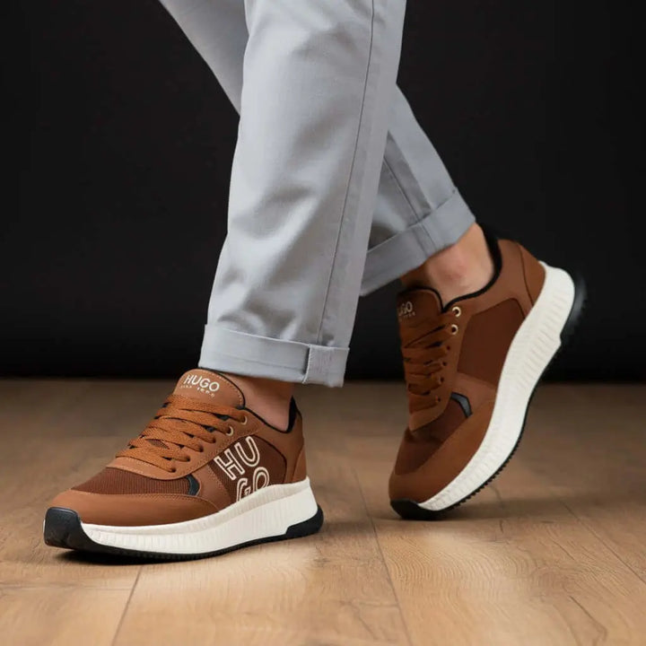 Zapatillas deportivas color café con suela blanca y detalle negro, diseño moderno y cómodo ideal para uso diario, con mayor amortiguación y soporte para caminar durante horas, perfectas para combinar con pantalones casuales y estilo urbano en cualquier ocasión.