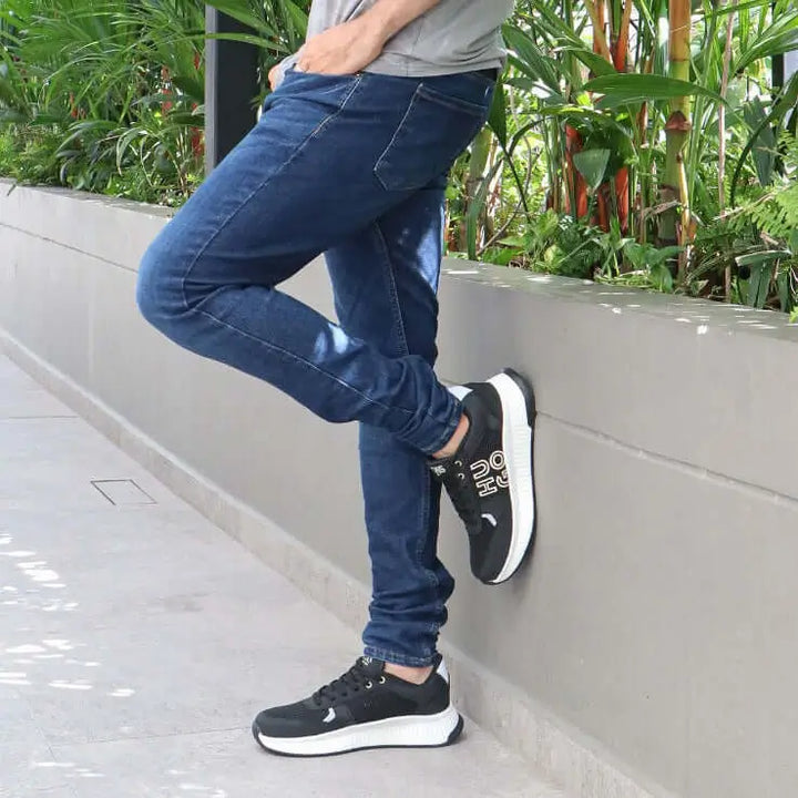 Zapatillas deportivas negras para hombre con suela blanca, diseño moderno y cómodo, ideal para uso diario y actividades casuales, materiales transpirables y duraderos que proporcionan soporte y estilo urbano.