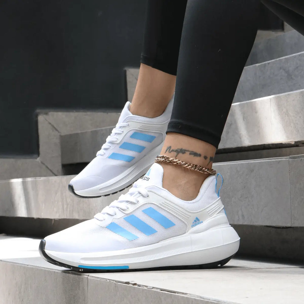 Tenis Run Active para mujer en color blanco con detalles celestes, diseño moderno y cómodo ideal para correr y entrenamiento diario, suela antideslizante que brinda estabilidad y amortiguación óptima para mayor rendimiento y confort durante actividad física.