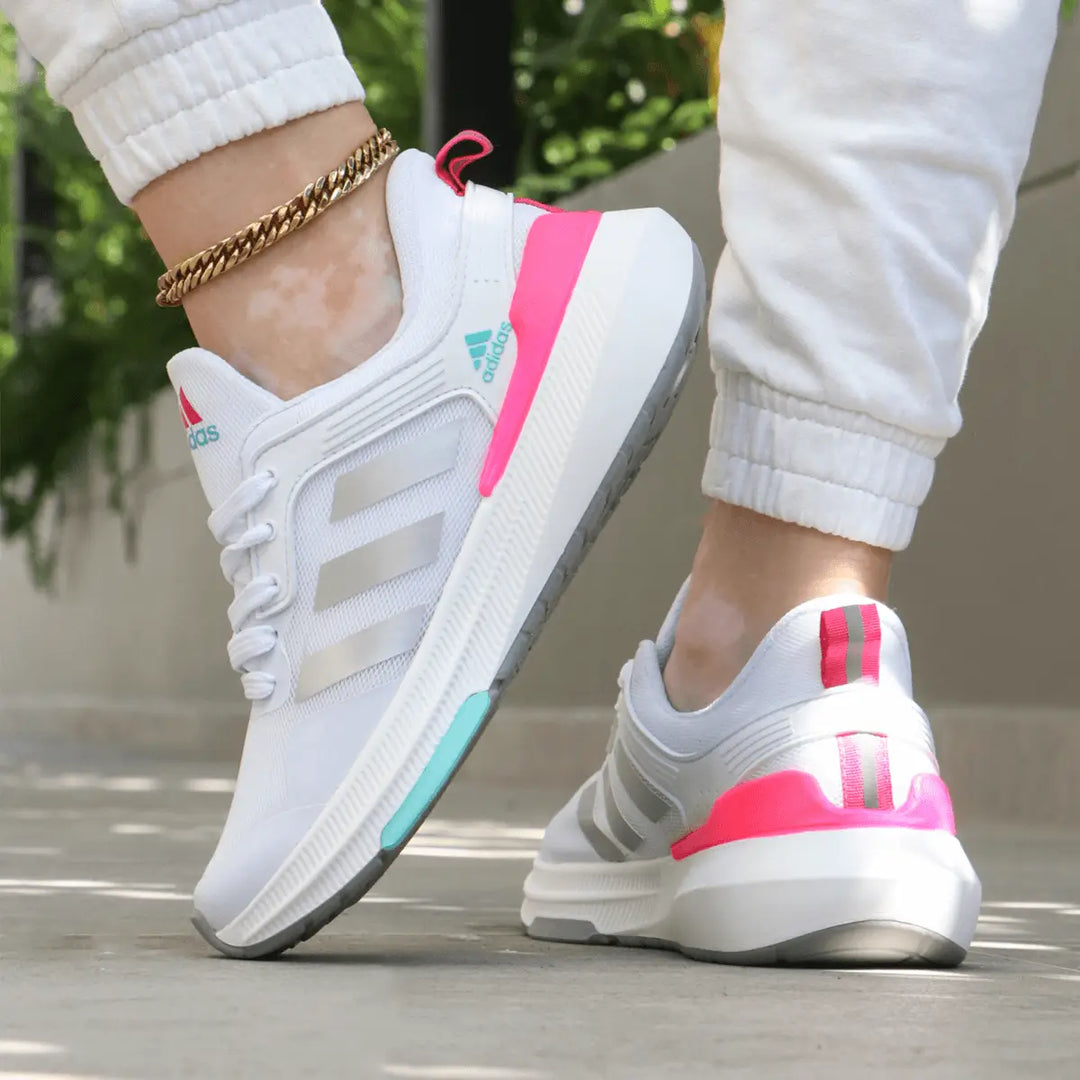 Tenis deportivo Run Active en color blanco con detalles en rosa y azul, suela antideslizante y ligera, diseño ergonómico para máxima comodidad y soporte perfecto para correr y entrenar, ideal para actividades al aire libre y uso diario, calzado transpirable que previene el sudor y ofrece durabilidad y estilo moderno.