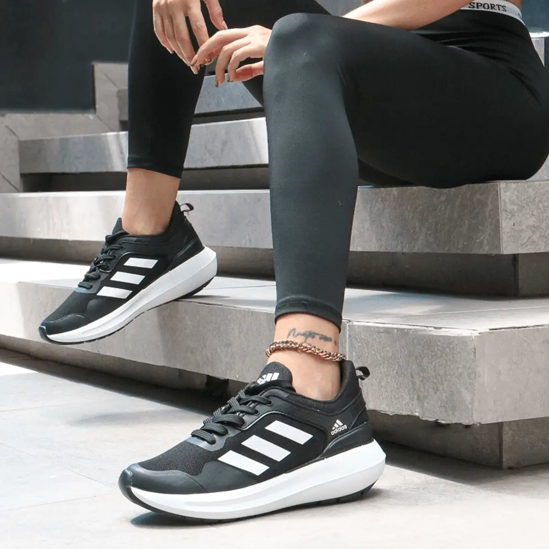 Tenis deportivos Run Active negros con detalles en blanco, diseño ligero y cómodo ideal para correr y entrenar, suela con alta amortiguación que protege las articulaciones, material transpirable que mantiene los pies frescos y secos durante la actividad física, perfecto para uso diario y actividades deportivas.