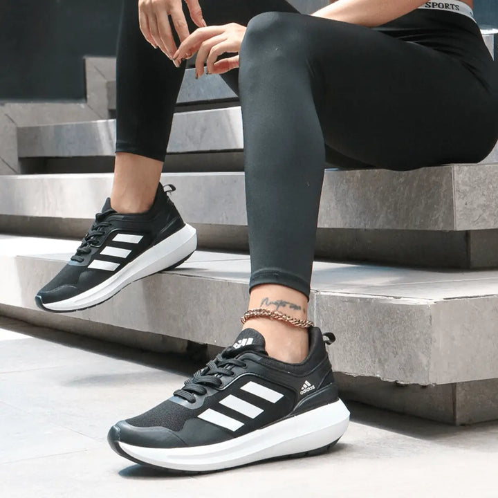Tenis deportivos Run Active negros con detalles en blanco, diseño ligero y cómodo ideal para correr y entrenar, suela con alta amortiguación que protege las articulaciones, material transpirable que mantiene los pies frescos y secos durante la actividad física, perfecto para uso diario y actividades deportivas.