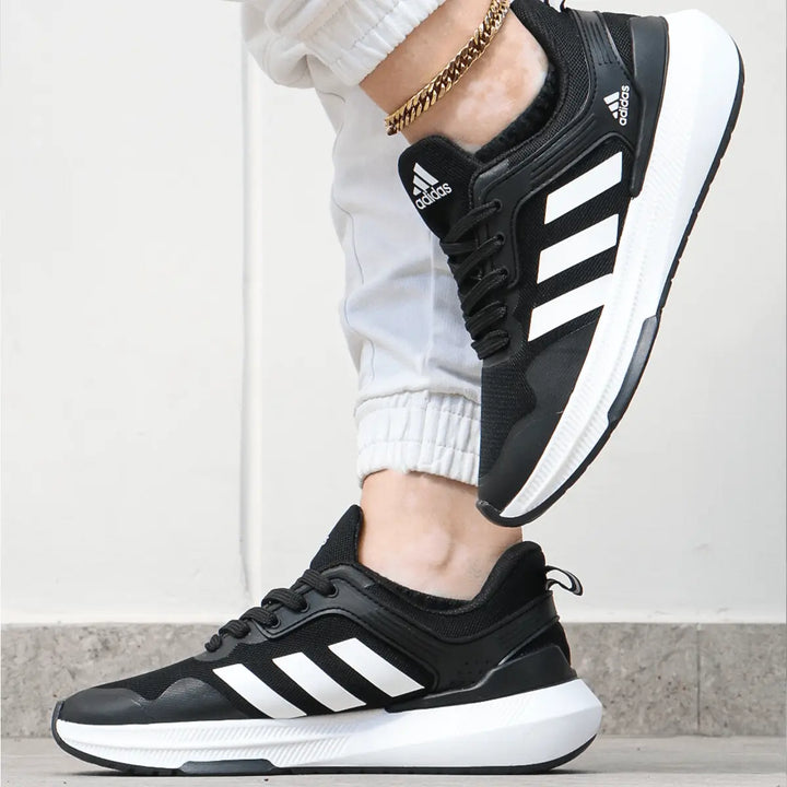 tenis deportivo negro de diseño moderno con suela blanca antideslizante, ideal para correr y entrenar con comodidad y soporte, calzado ligero y transpirable para uso diario y actividades físicas intensas en Colombia