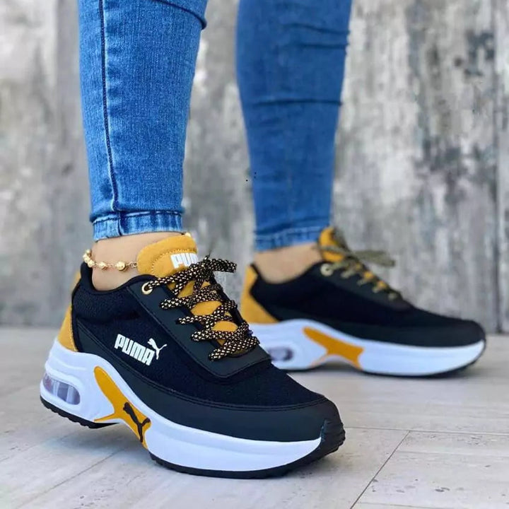 Tenis Sport Run en combinación negro y mostaza para mujer, diseño audaz con contraste moderno para un look vibrante