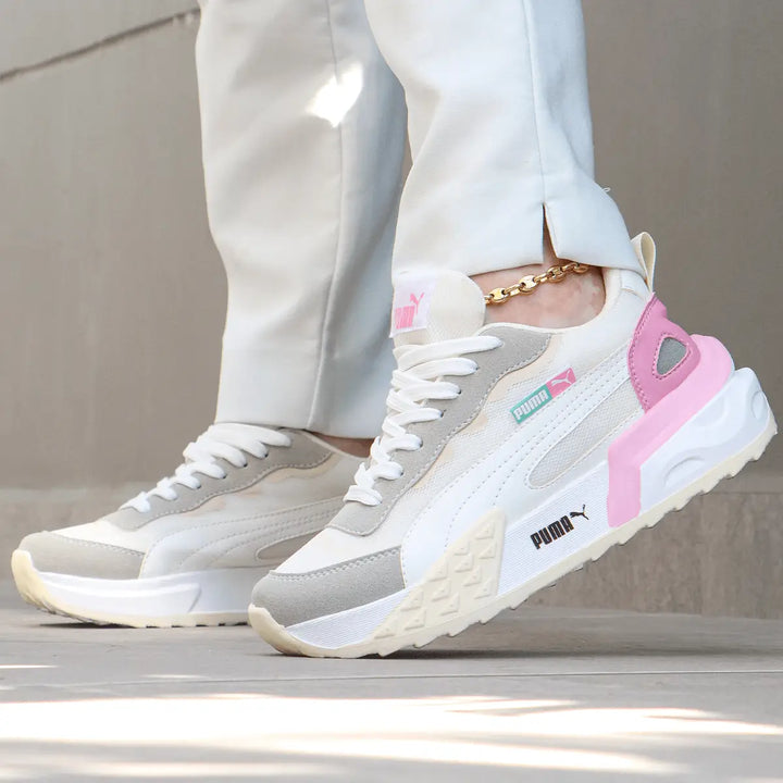 Zapatillas Street Rise en tonos beige y rosa para mujer, diseño urbano con suela antideslizante y amortiguación avanzada para máxima comodidad y soporte en caminatas largas, estilo moderno y casual perfecto para uso diario en la ciudad.