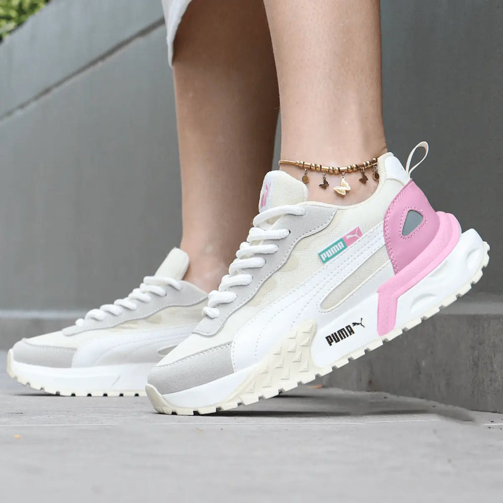 Zapatillas Street Rise blancas con detalles en rosa, diseño moderno y cómodo para uso diario, suela antideslizante y liviana que proporciona soporte y estilo urbano, ideales para caminar y actividades casuales.