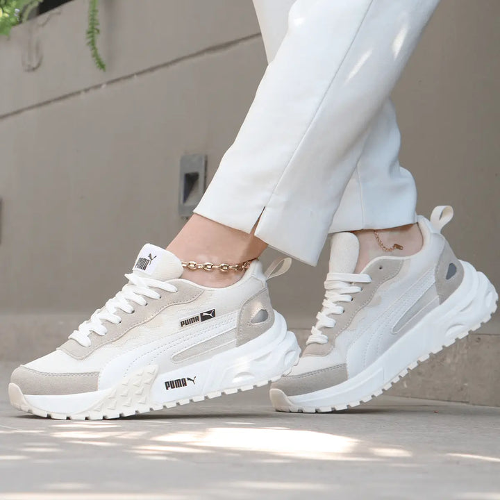 Zapatillas Street Rise color blanco con detalles en beige y miel, diseño deportivo y moderno para uso urbano, suela antideslizante y amortiguación para máximo confort y soporte en tus pasos diarios.