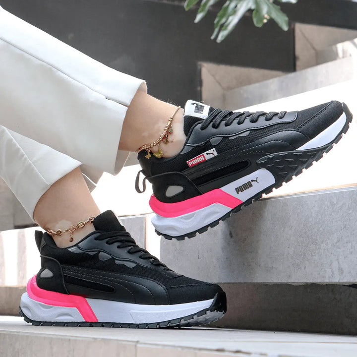 Zapatillas Street Rise en negro con detalles en rosa y blanco, diseño moderno y urbano, suela antideslizante para mayor seguridad y comodidad, ideales para uso diario y actividades deportivas, material transpirable que permite ventilación, calzado ligero y resistente que brinda soporte óptimo para los pies.