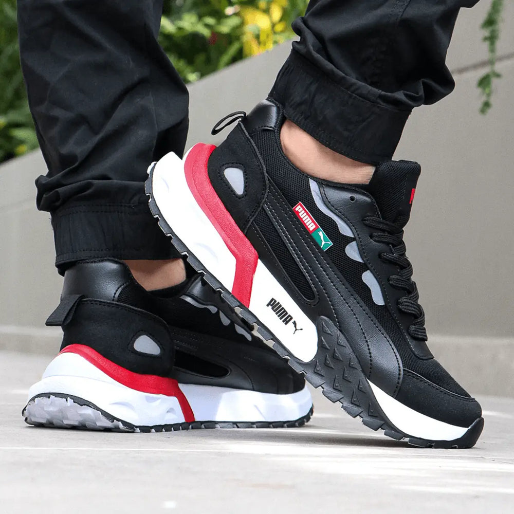 Zapatillas Street Rise para hombre en color negro con detalles rojos y suela blanca, diseño deportivo y urbano, materiales transpirables y cómodos para uso diario, suela antideslizante que proporciona estabilidad y soporte ideal para actividades al aire libre y caminar en la ciudad.