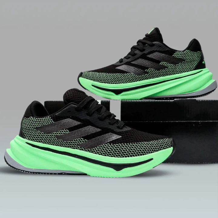 Zapatillas deportivas negras con detalles en verde neón, diseño ligero y transpirable, suela acolchada para máxima amortiguación y soporte, ideales para correr y entrenamiento diario, calzado cómodo y resistente para rendimiento óptimo.