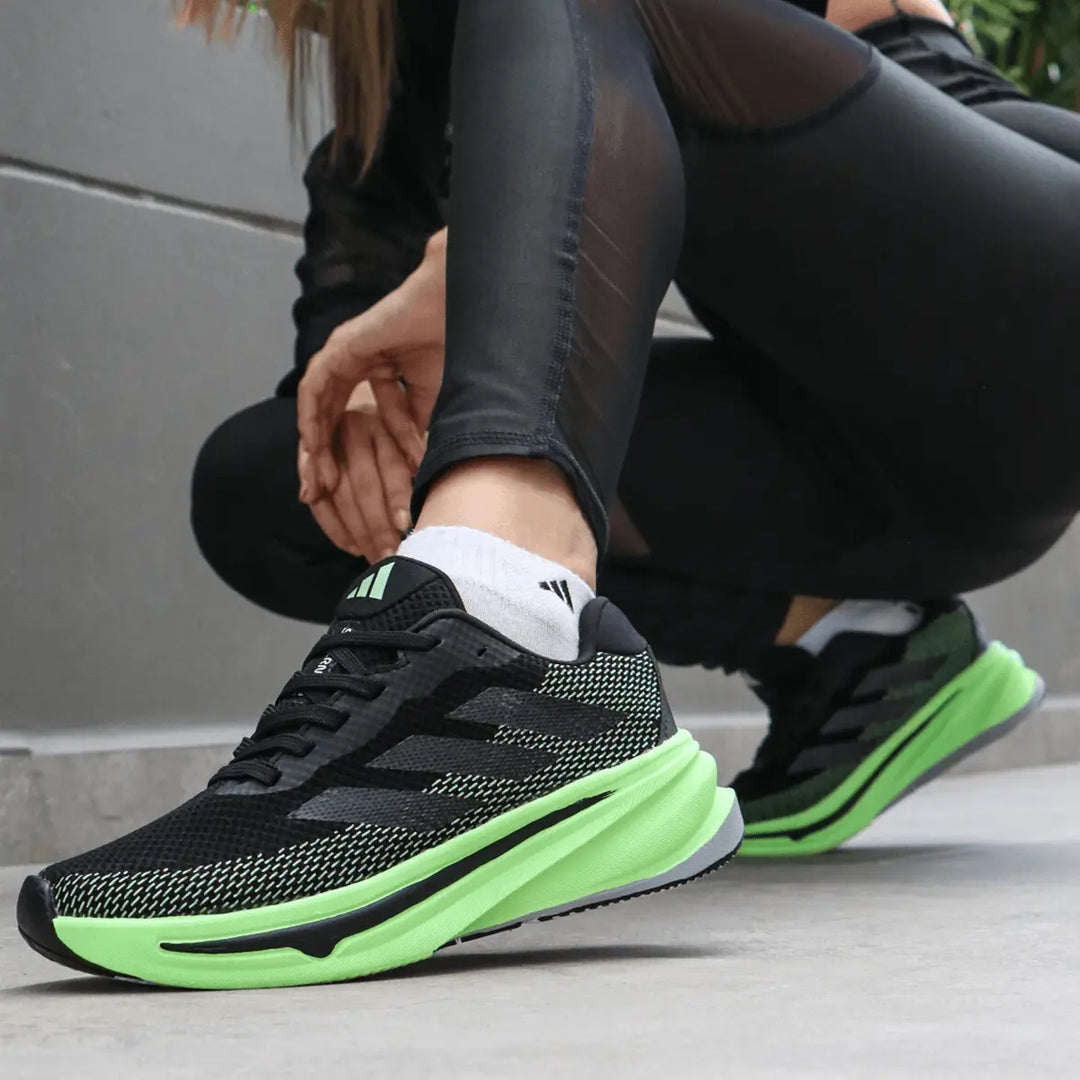 Zapatillas de running negras con detalles verdes neón, suela gruesa y cómoda para mayor amortiguación y soporte, ideales para actividades deportivas y uso diario, diseño moderno y transpirable que ofrece ligereza y durabilidad.