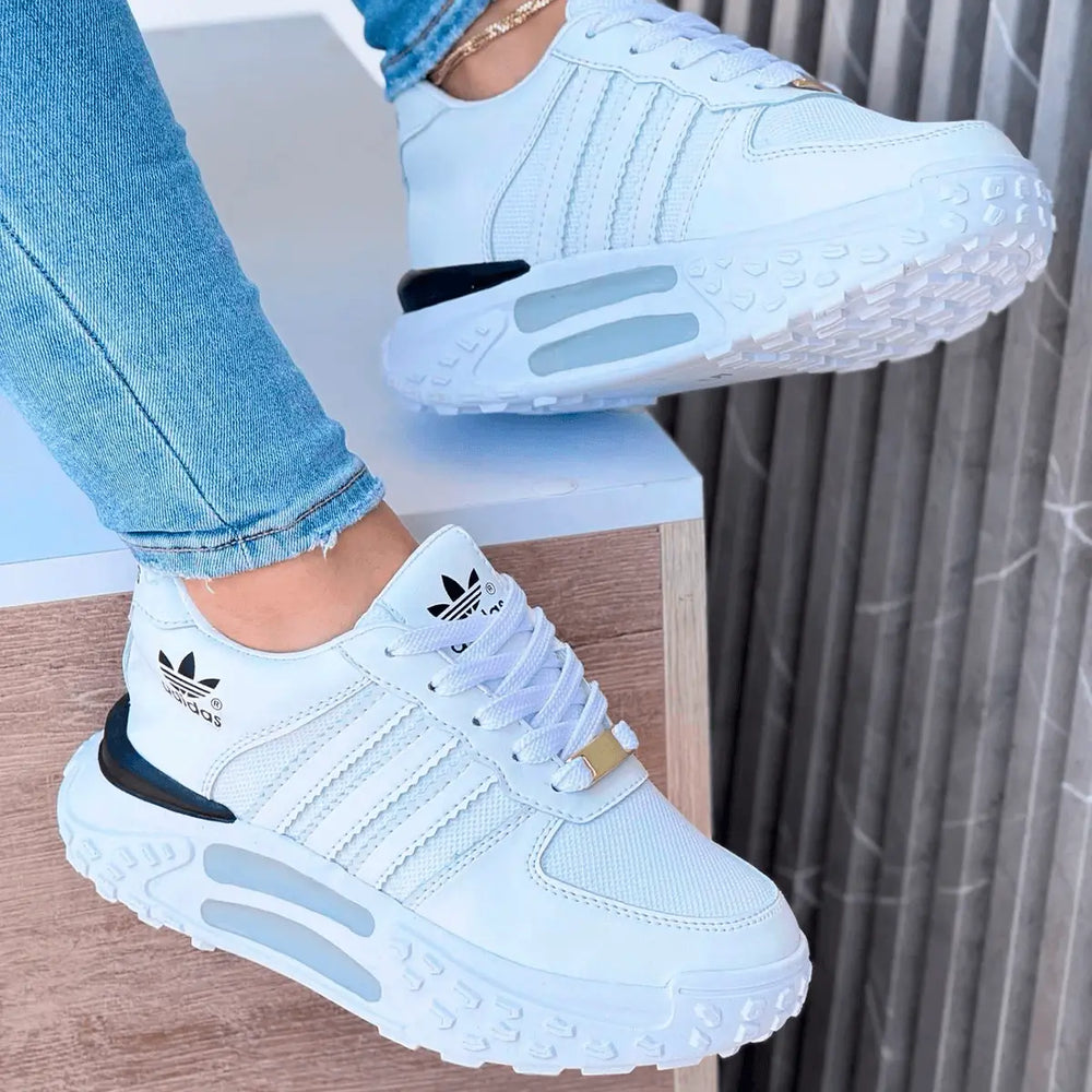 Zapatillas blancas estilo tractor para mujer, diseño moderno con suela gruesa y antideslizante que ofrece mayor estabilidad y comodidad para uso diario, fabricadas con materiales transpirables y duraderos ideales para caminar y actividades casuales.