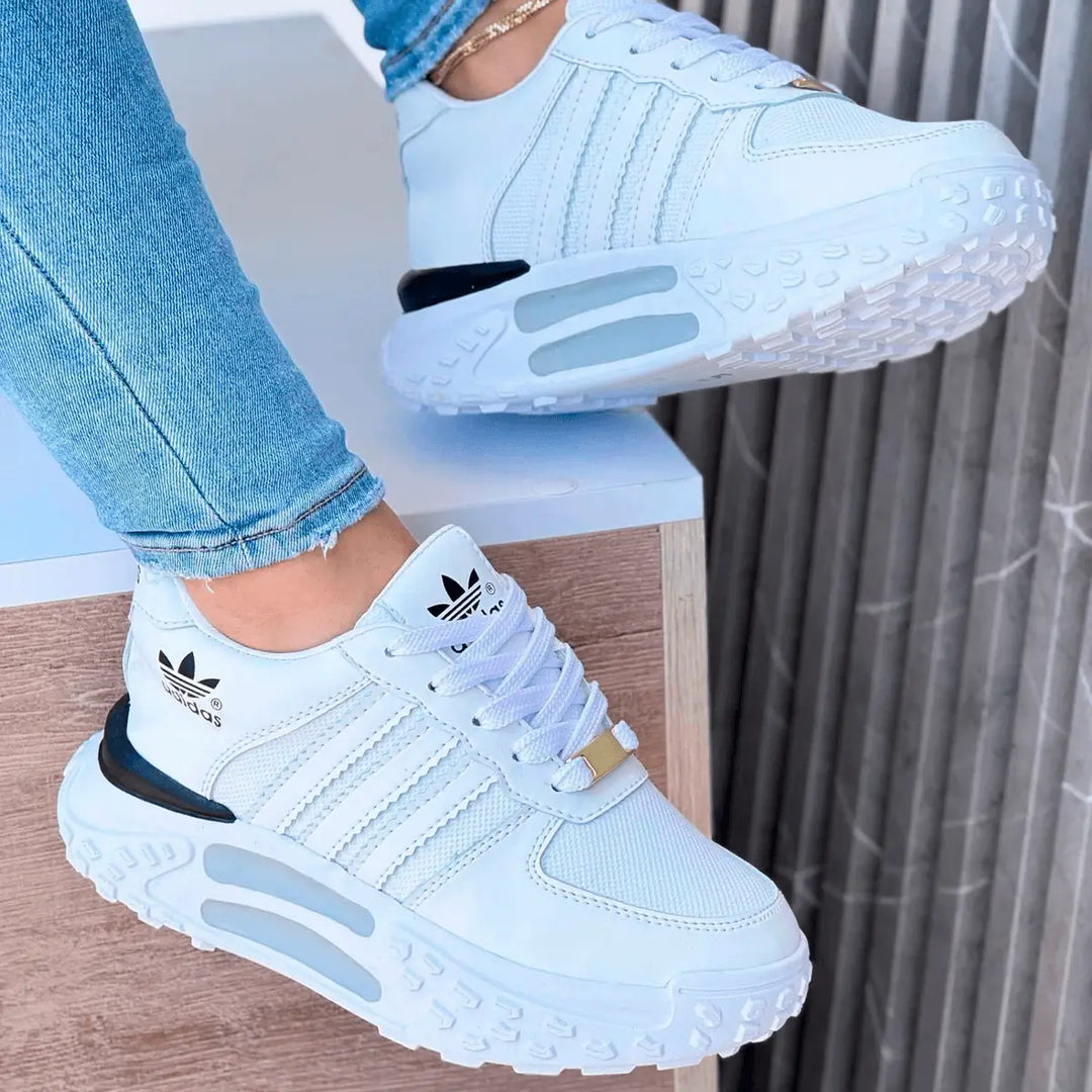 Zapatillas blancas estilo tractor para mujer, diseño moderno con suela gruesa y antideslizante que ofrece mayor estabilidad y comodidad para uso diario, fabricadas con materiales transpirables y duraderos ideales para caminar y actividades casuales.