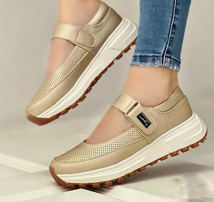 Mocasín femenino color beige con diseño moderno y cierre ajustable, suela antideslizante para mayor seguridad, material transpirable que ofrece comodidad y soporte ergonómico ideal para uso diario y bienestar al caminar.
