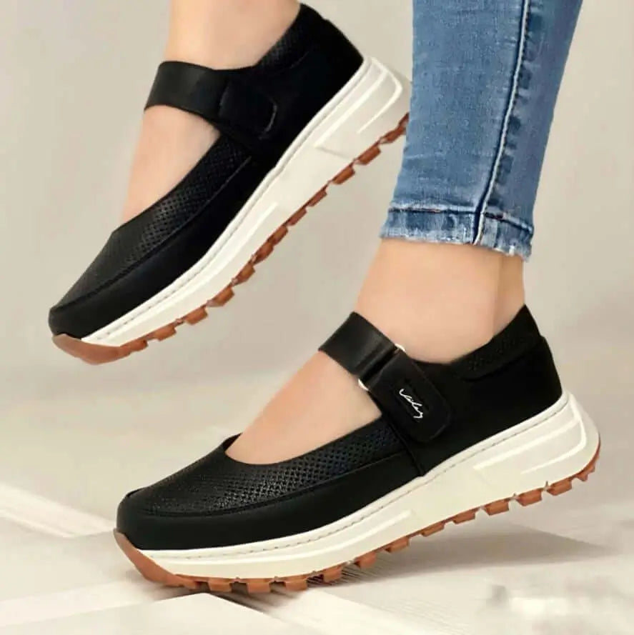 Zapatos mocasines cómodos en color negro con suela blanca antideslizante, diseño transpirable y ajustable con correa para un calce perfecto, ideales para uso diario y estilo casual moderno.