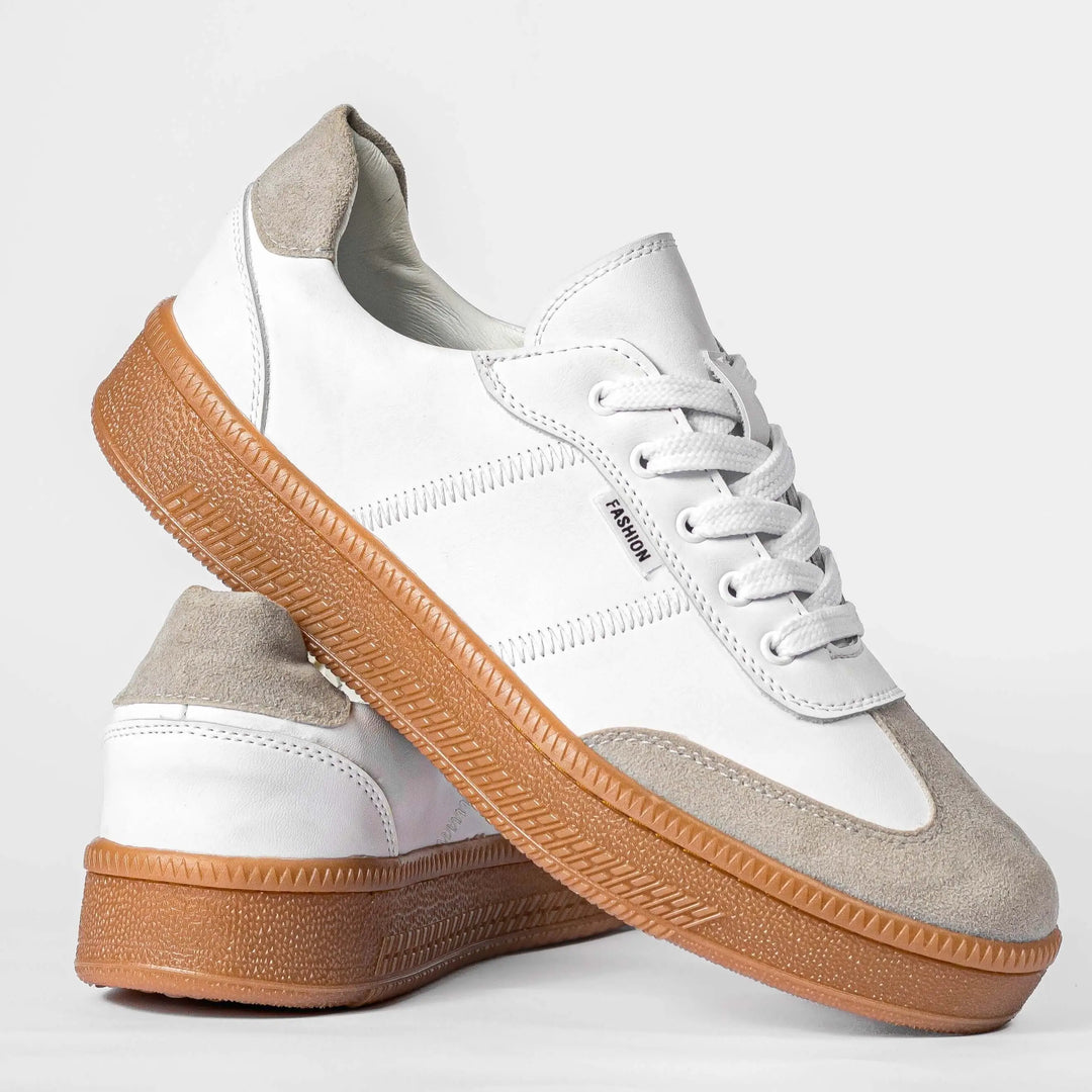 Zapatos deportivos clásicos para hombre en blanco con detalles en gamuza gris, suela de goma resistente y diseño cómodo, ideales para uso diario, estilo casual y soporte óptimo del pie.