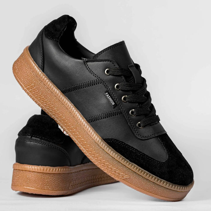 Zapatos deportivos para hombre color negro con suela resistente en tono marrón, diseño clásico y moderno, cómodos y duraderos ideales para uso diario, hechos con materiales premium que ofrecen soporte y estilo casual para combinar con diferentes atuendos.
